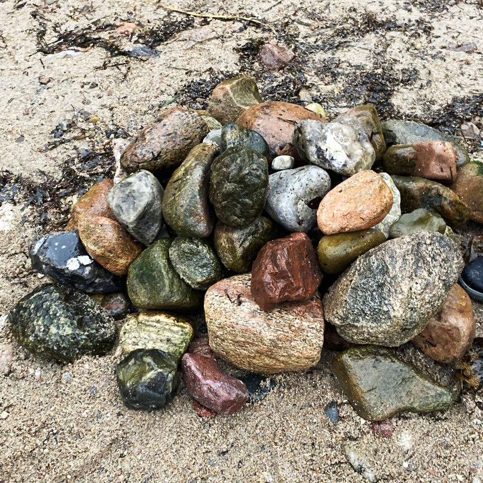 Sten ned på stranden nær Tusindfryd