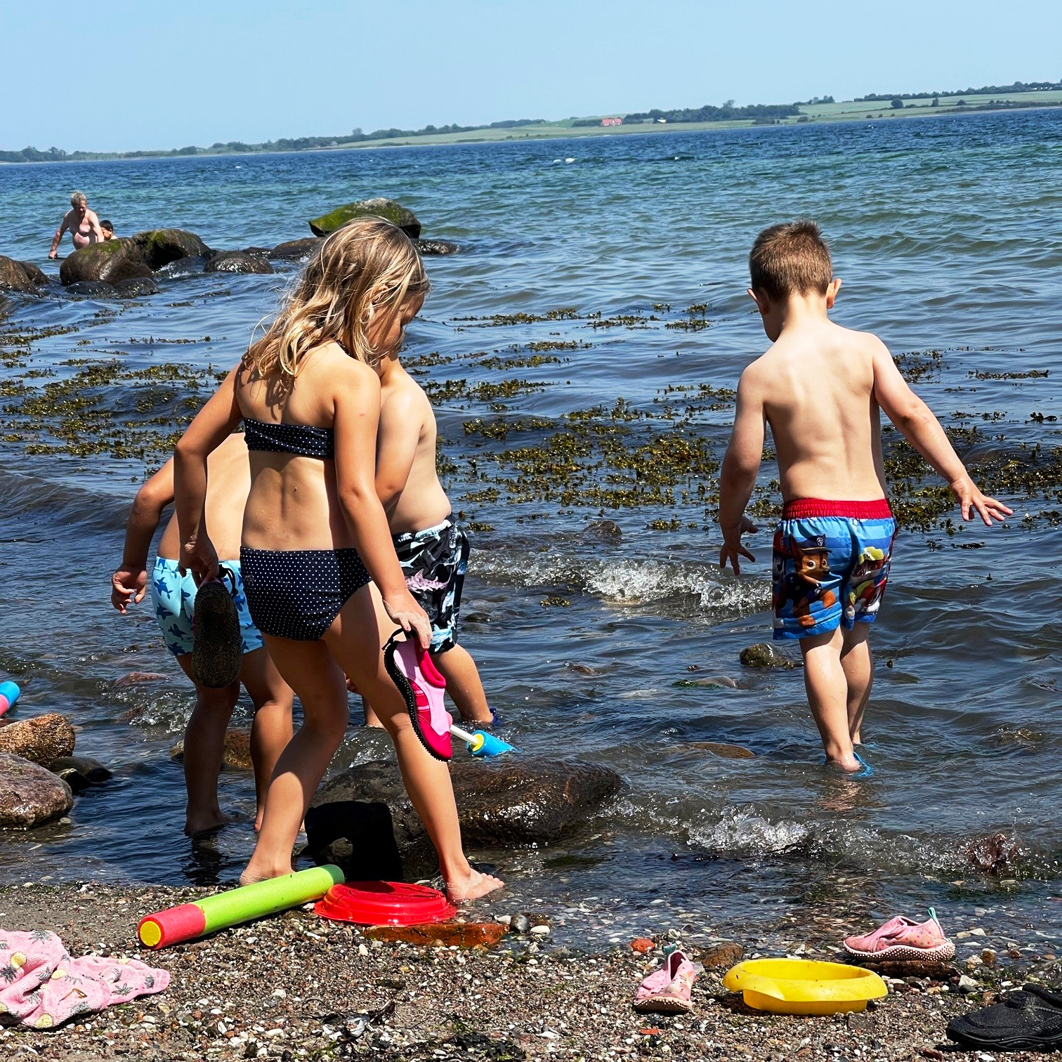 Glade børn på den børnevenlige strand ved Naldtanglejren